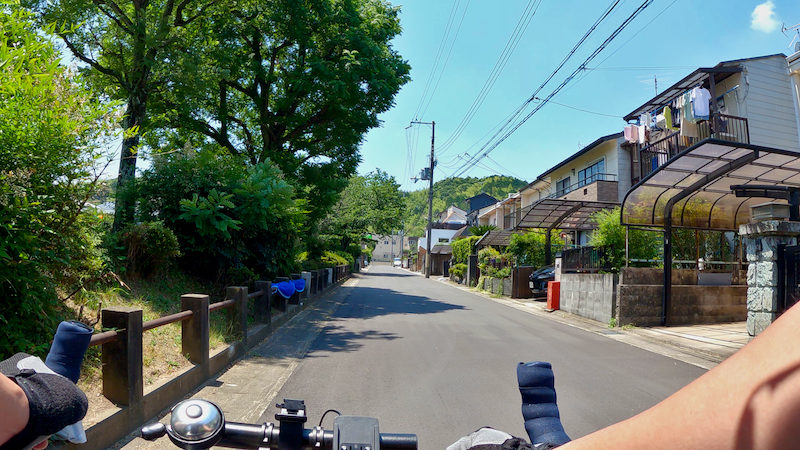 雲のむこうはいつもあお空 お店の前の道