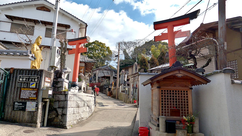 伏見稲荷 間空き鳥居 西から